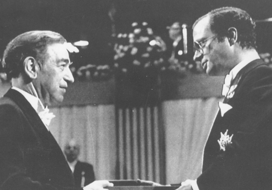 Stanley Cohen, Ph.D., left, accepts the 1986 Nobel Prize in Medicine from King Carl XVI Gustaf of Sweden. 