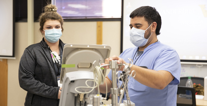 VUMC’s Mike West, RN, works with Ballad Health’s Jessie Blevins, RN, during a recent ECMO training session.