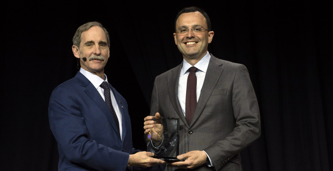 Alex Jahangir, MD, right, receives the award from Felix “Buddy” Savoie III, MD, at the annual meeting of the American Academy of Orthopaedic Surgeons.