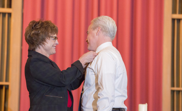 Terri Allison, DNP, ACNP-BC, presents Duke Chenault, ACNP-BC, with a pin guard in recognition of his completion of the School of Nursing’s Doctor of Nursing Practice (DNP) program. (photo by Susan Urmy)