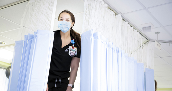 Savannah Ramsey, RN, and colleagues designed a series of interventions to reduce noise levels in the post-anesthesia care unit (PACU) at Monroe Carell Jr. Children’s Hospital at Vanderbilt. One of those interventions is sound-dampening curtains around certain patient bays.