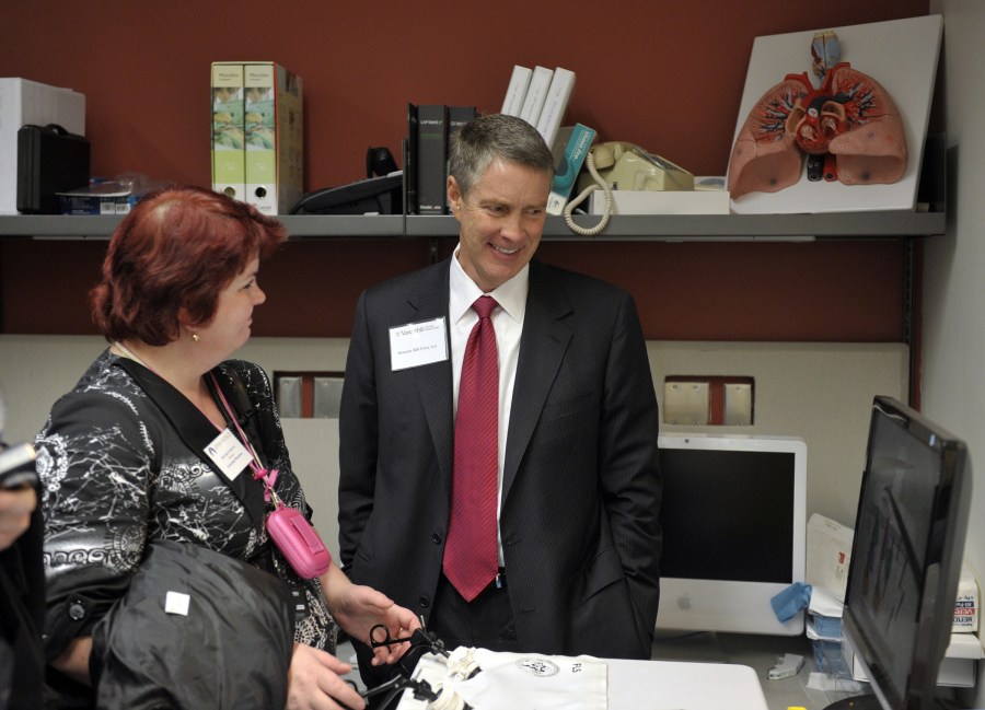 Bill Frist, M.D., talks with Alevtina Fedorova during the Russian health care delegation’s visit last week to several areas of Vanderbilt University Medical Center. (photo by Joe Howell)