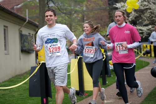 VUSM student Alon Peltz, left, co-director of the Shade Tree Clinic, gets out in front. (photo by Michael Pilla)