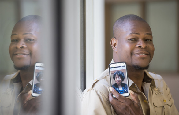 Transplant patient Khris Downing holds up a photo of his sister, Geraldine Williams, from whom he received a kidney following her recent death. (photo by Joe Howell)