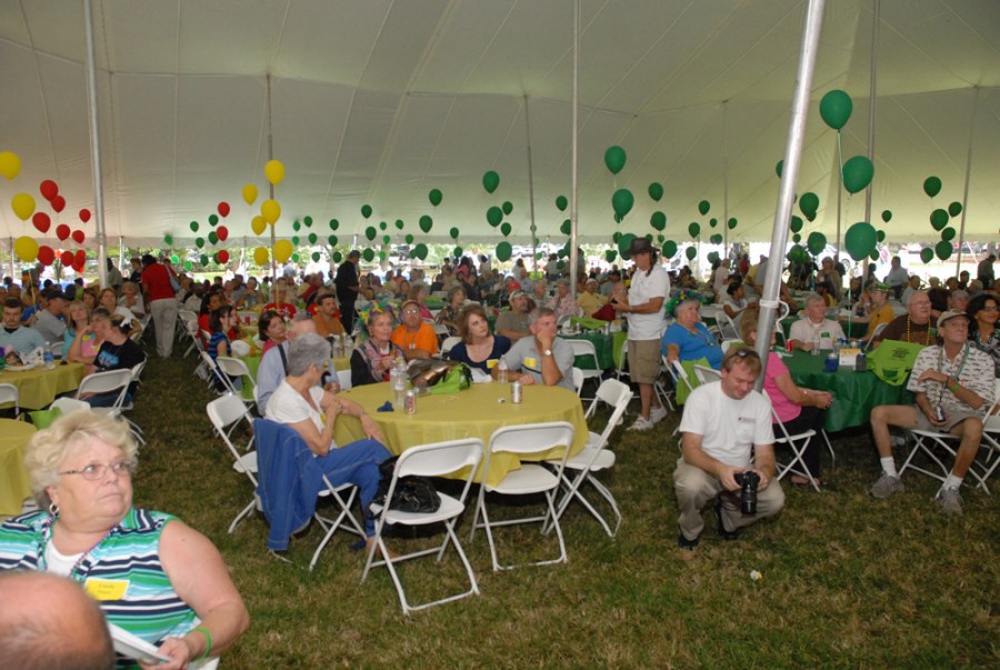 The Transplant Center reunion drew more than 1,000 people. (photo by Tommy Lawson)