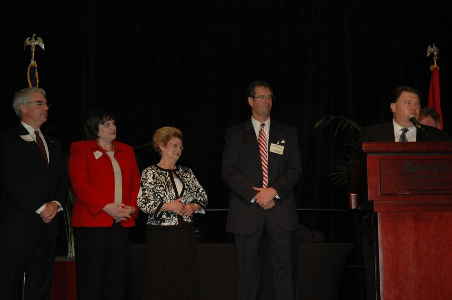 James “Pete” Powell, M.D., right, accepts an Outstanding Business Award from the Williamson County-Franklin Chamber of Commerce on behalf of Vanderbilt Williamson County. Also at the event were, from left, Vanderbilt’s Denis Gallagher and Sandee Tishler and the chamber’s Nancy Conway and Eddie Goodwin.