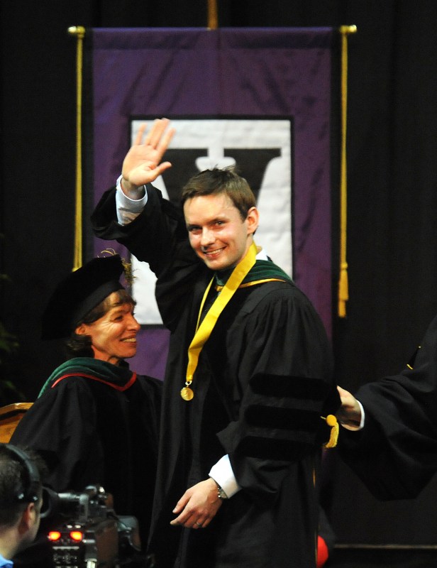Piotr Pilarski waves after receiving this year’s Founder’s Medal for the School of Medicine. (photo by Joe Howell)