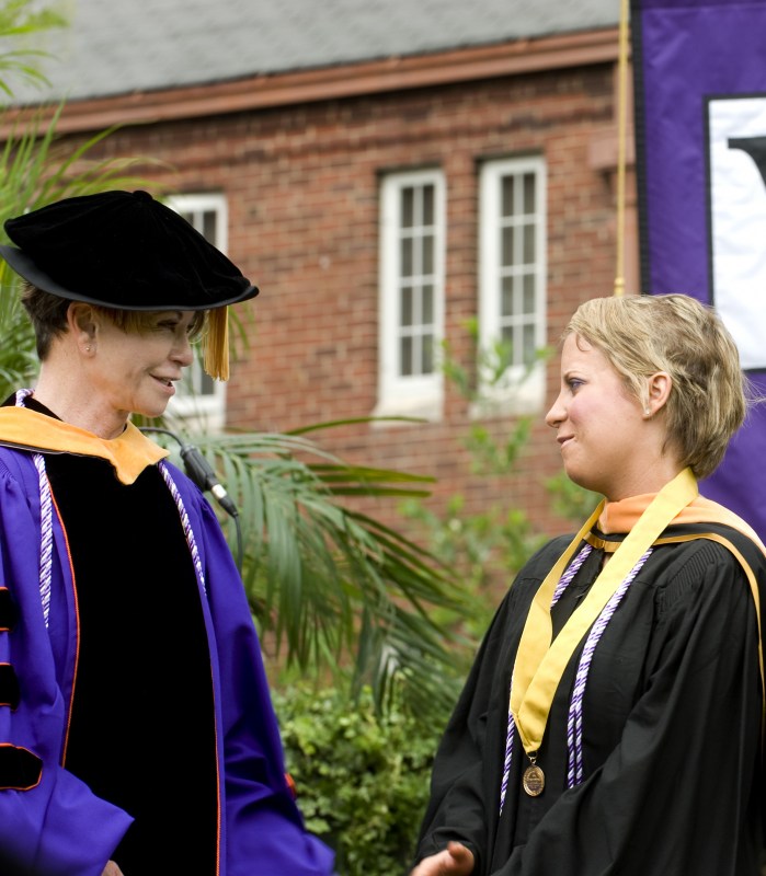 Dean Colleen Conway-Welch, Ph.D., talks with VUSN Founder’s Medalist Jennifer Roemer. (photo by Susan Urmy)