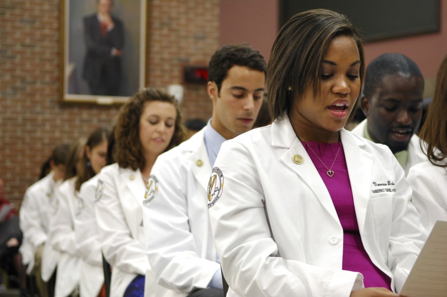 Vanessa Buie and her classmates recite the Oath for Teachers and Learners of Medicine at  Vanderbilt. (photo by Anne Rayner)