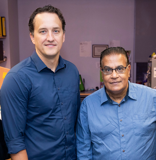 Jordan Wright, MD, PhD, left, and Adel Eskaros, MBBS, PhD, are lead authors of the report on pancreatic exocrine-endocrine “crosstalk.” (photo by Susan Urmy)