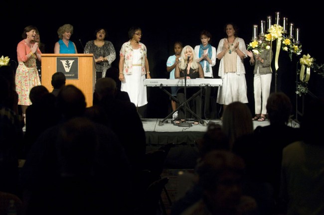 Singer/songwriter and cancer survivor Benita Hill (center stage) provided musical entertainment and led the group in singing “This Little Light of Mine,” after the candle-lighting ceremony. (photo by Susan Urmy)