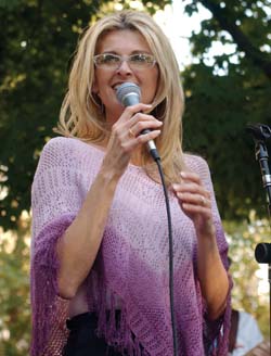 Country music singer Linda Davis also performed at the Tuneful Tuesday event. (photo by Dana Johnson)