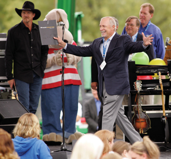 Harry Jacobson, M.D., vice chancellor for Health Affairs, makes his way onstage as Trace Adkins, left, Champ, Arnold Strauss, M.D., and First Tennessee Bank’s Mike Edwards look on.
photo by Neil Brake