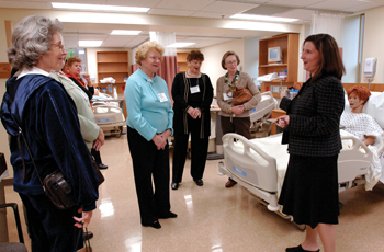 Mindy Schuster, right, leads a tour of the renovated Godchaux Hall to VUSN alumni attending Homecoming activities.
Photo by Dana Johnson