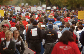 Walkers swarmed Natchez Trace at the start of the Heart Walk.
photo by Dana Johnson