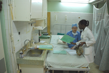 Vanderbilt’s Michael Liske, M.D., discusses a case with Agneta Odera, M.D., in Kenya’s Tenwek Hospital. photo by Tom Klein