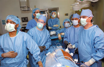 From left, Dr. Ravi Chari, Dr. Ken Chavin, and Dr. Will Chapman observe as Dr. William Nylander performs the first donor nephrectomy using laparoscopic equipment at Vanderbilt.  (photo by Dana Johnson)