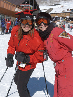 Kathy Mattea, right, and Suzy Bogguss after a ski run at Country in the Rockies.
photo by Alan Mayor