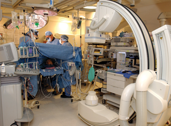 Vanderbilt’s new hybrid OR/cath lab brings together the equipment needed to perform both open-heart surgeries like coronary bypass and percutaneous coronary interventions and procedures such as angioplasty and stenting. 
photo by Dana Johnson