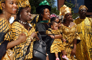 Ibironke Oduyebo is surrounded by her family from Lagos, Nigeria, after VUSM’s graduation ceremony. It is the custom in Nigeria for families to wear the same color of dress during celebrations. There were two graduates in this class from Lagos — Oduyebo and Eniola Mudasiru.
Photo by Dana Johnson