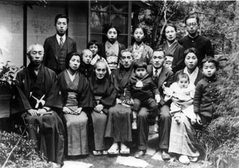 Inagami’s extended familly, circa 1938. Tadashi is the young boy at the far right. Next to him is his mother, Yoshi, holding his brother, Takehiro. Next to her is his father, Yoshio, holding his other brother, Akihisa.