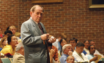 Nobel laureate Sydney Brenner, D.Phil., delivers the inaugural Vanderbilt Discovery Lecture. 
Photo by Anne Rayner